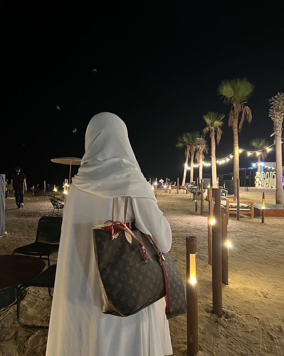 umBayan20's tweet photo. " أحملُّ في قلبي حُبًا عظيمًا لا يُمكن أن يموت 
ولكن ليتنِّي أستطيع أن أنظُر إليك دون 
أنْ أتذكر جرحًا قديمًا وخيبة ".

 #بوح_الخاطر https://t.co/TWO9sy9Mo0