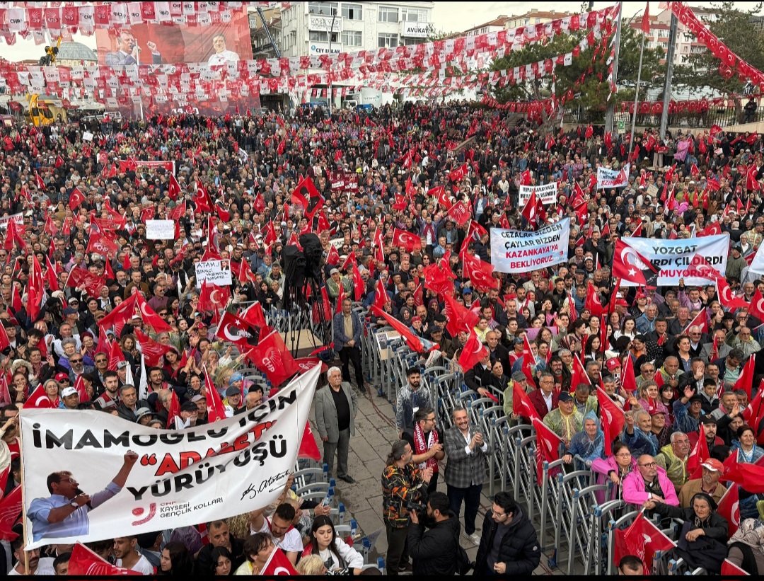 omeraydinc's tweet photo. Ekrem İmamoğlu hukuksuz bir şekilde siyasi oyunlarla içeri atıldıktan sonra halk uyanmaya başladı. Son seçimde Yozgat'ta 1000 oy alan CHP bugünkü mitingde gövde gösterisi yaptı. Görünen o ki atılacak tokat çok sert olacak halk her zaman mağdurun yanındadır #Yozgat https://t.co/9QXdagZZgi