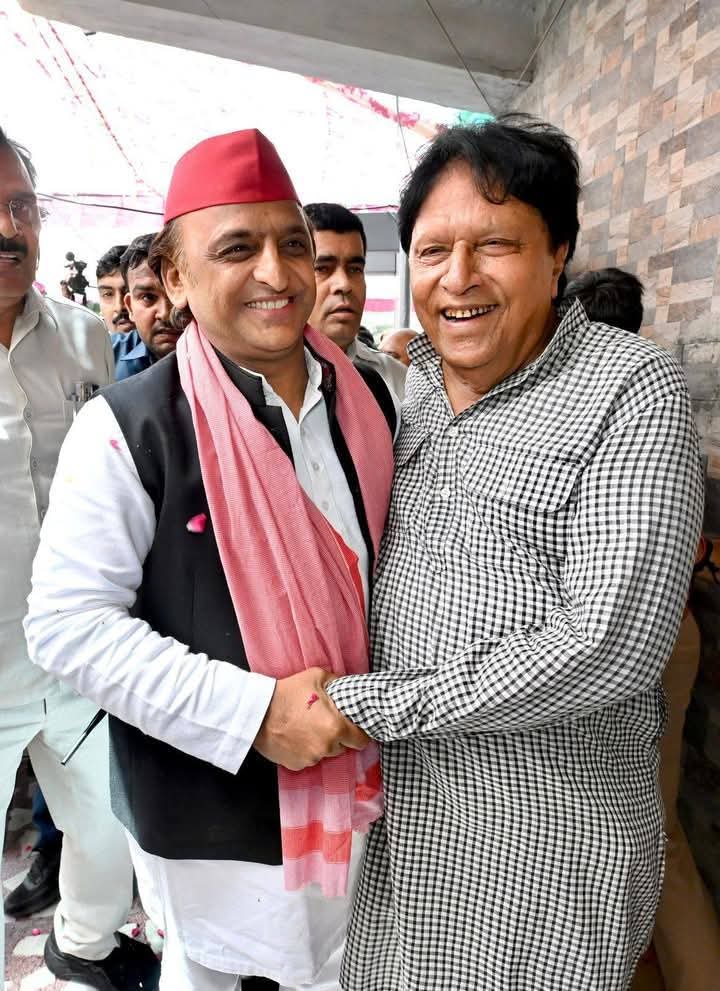sarveshambedkar's tweet photo. आज माननीय अखिलेश यादव जी के रामजी लाल सुमन जी के घर आगरा पहुंचना जहां उनकी हौंसला अफजाई हुई वहीं पीडीए आंदोलन की गति को पंख लगा गया।
@yadavakhilesh @RamjilalsumanMP @samajwadipartyofficial  @PDA_POSITIVE_POLITICS https://t.co/NsSwMdvg26
