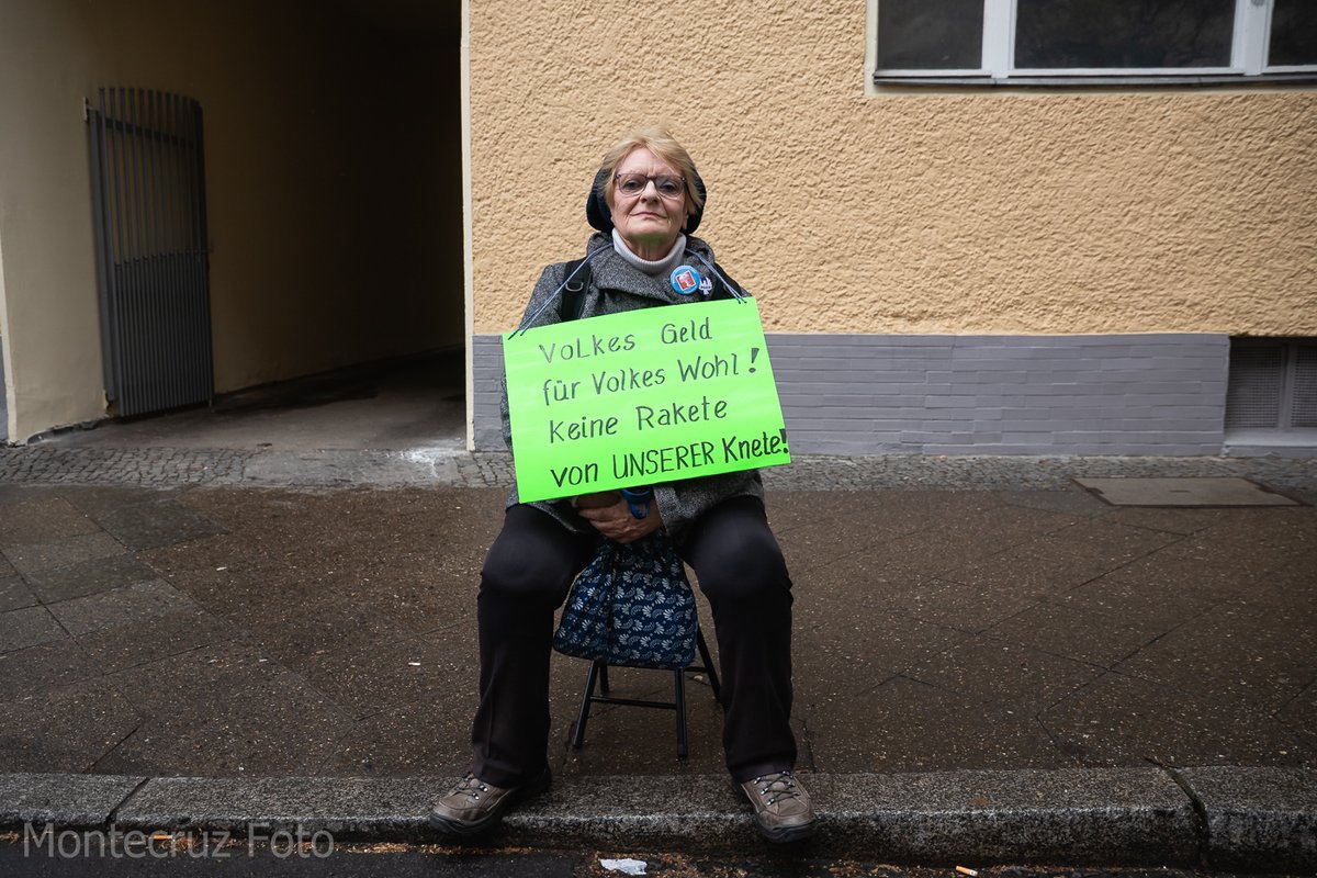 Montecruzfoto's tweet photo. 19.04.2025 Berlin. The Easter Peace March rally took place on Berlin's Mariannenplatz in Kreuzberg.  1/2

#B1904 #berlinprotests #eastermarch #Ostermarsch #stopwar https://t.co/zbwE7E1DSU