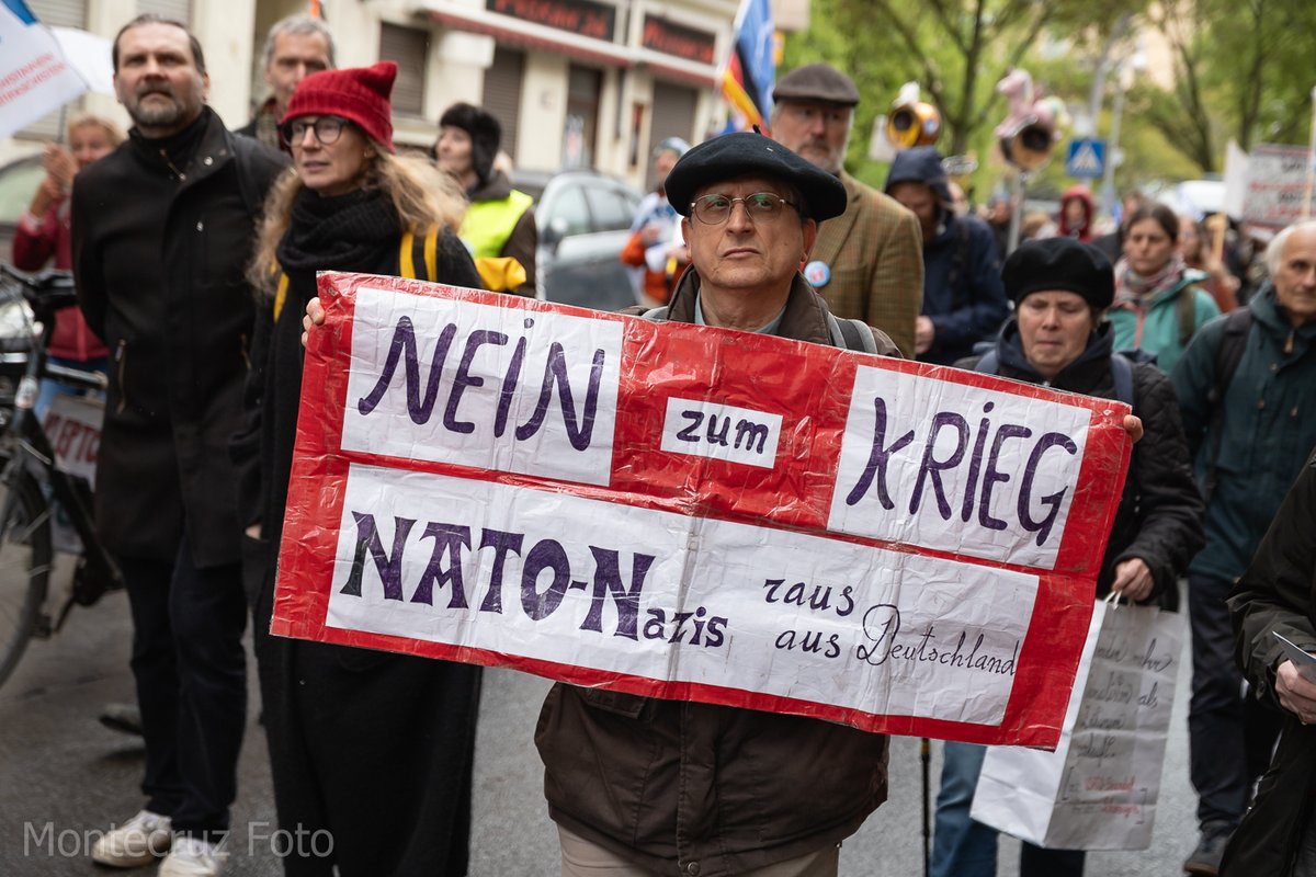 Montecruzfoto's tweet photo. 19.04.2025 Berlin. The Easter Peace March rally took place on Berlin's Mariannenplatz in Kreuzberg.  1/2

#B1904 #berlinprotests #eastermarch #Ostermarsch #stopwar https://t.co/zbwE7E1DSU