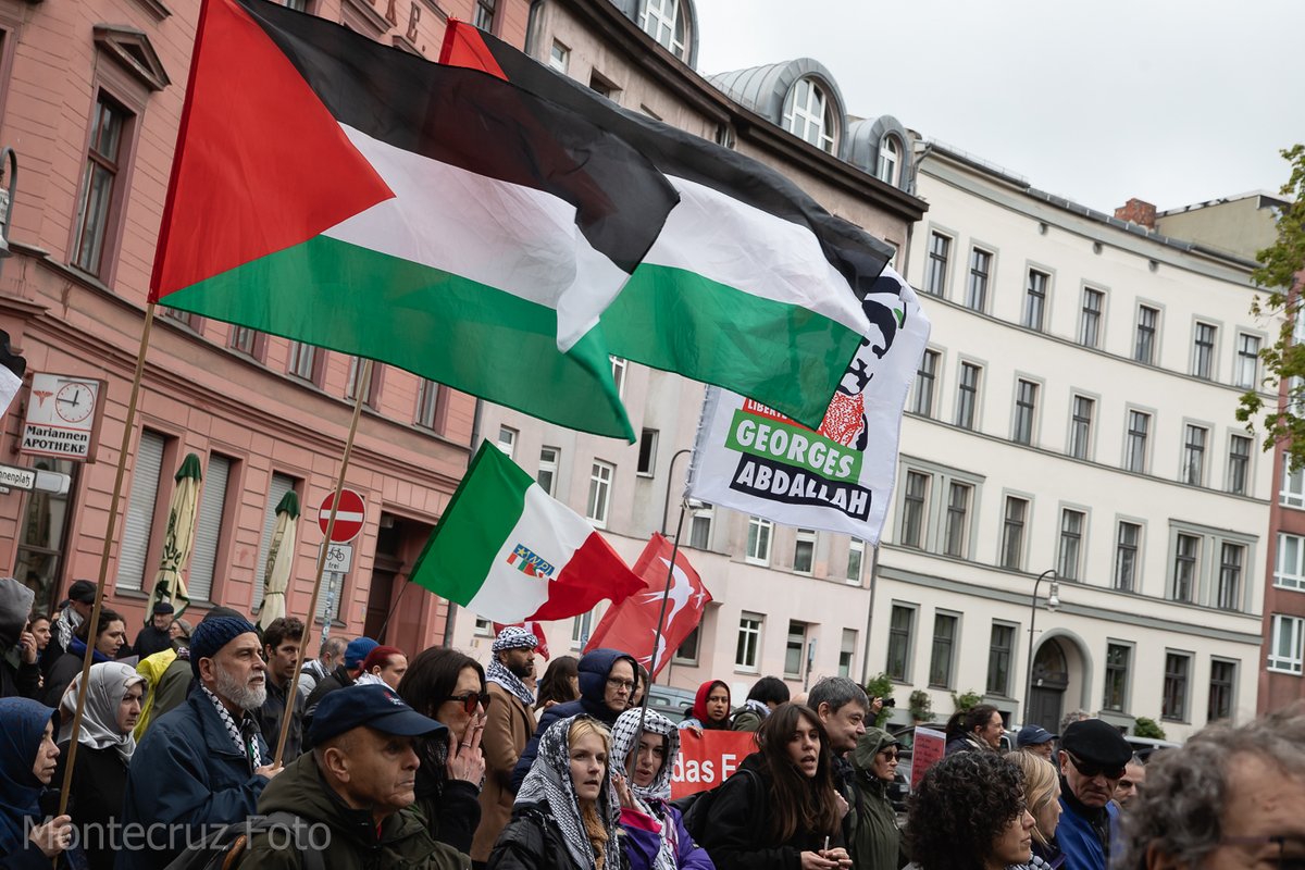 Montecruzfoto's tweet photo. 19.04.2025 Berlin.  A important Palestine block join the Easter Peace March in Kreuzberg under heavy police surveillance.  2/2

#B1904 #berlinprotests #eastermarch #Ostermarsch #stopwar https://t.co/AaLpJdNoal