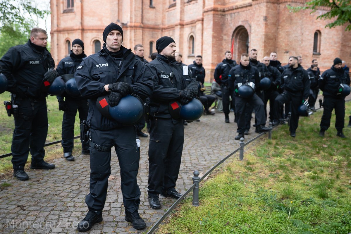 Montecruzfoto's tweet photo. 19.04.2025 Berlin.  A important Palestine block join the Easter Peace March in Kreuzberg under heavy police surveillance.  2/2

#B1904 #berlinprotests #eastermarch #Ostermarsch #stopwar https://t.co/AaLpJdNoal