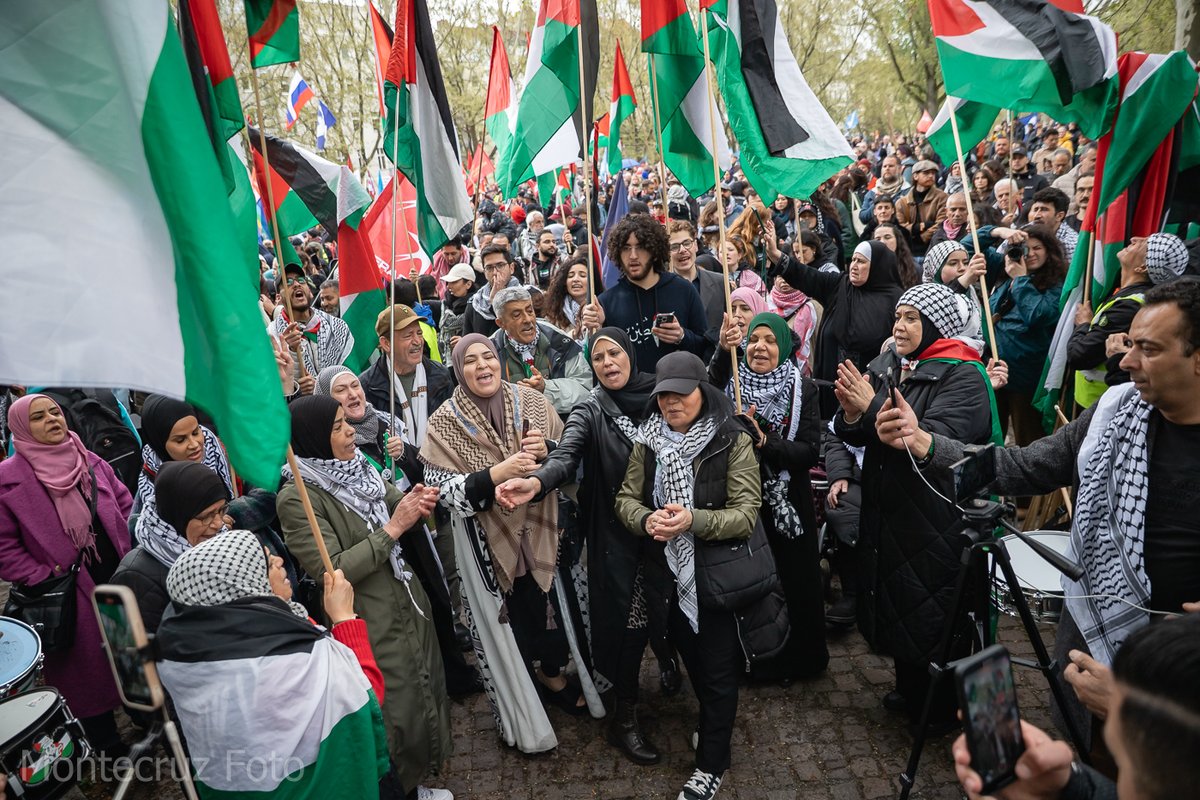 Montecruzfoto's tweet photo. 19.04.2025 Berlin.  A important Palestine block join the Easter Peace March in Kreuzberg under heavy police surveillance.  2/2

#B1904 #berlinprotests #eastermarch #Ostermarsch #stopwar https://t.co/AaLpJdNoal