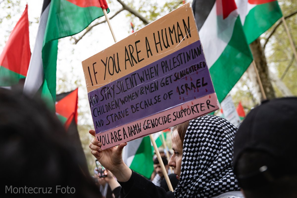Montecruzfoto's tweet photo. 19.04.2025 Berlin.  A important Palestine block join the Easter Peace March in Kreuzberg under heavy police surveillance.  2/2

#B1904 #berlinprotests #eastermarch #Ostermarsch #stopwar https://t.co/AaLpJdNoal