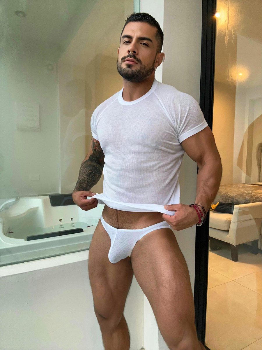 ¿Quién dijo que lo básico no puede ser provocador? 🤍
La verdad desnuda nunca se vio tan limpia y tan sexy.
Transparente, atrevido, y 100% tú.

Compra Ahora &gt;&gt; andrewchristian.com/collections/co… 
.
.
.
#NakedTruth #AndrewChristian