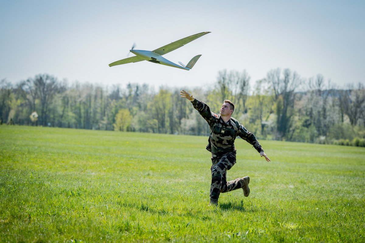 1er_ra's tweet photo. Test du drone NOCTUA 200 par notre DAP. Une évaluation tactique (EVTA) qui permettra de caractériser ce système en vue d’un potentiel emploi opérationnel au profit de l’artillerie et plus particulièrement des unités déployées dans la profondeur. #DeCombat https://t.co/89k5dwQeQs