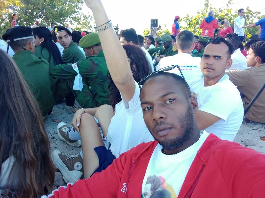 Abril de victorias, jóvenes  jagueyenses rinden tributo a los caídos en combate durante la invasión a Playa Girón. Jamás  serán olvidados. #GironDeVictorias #MatancerosEnVictoria <a href="/EMatancera/">Educación Matancera</a> <a href="/CubaMined/">MINED</a>