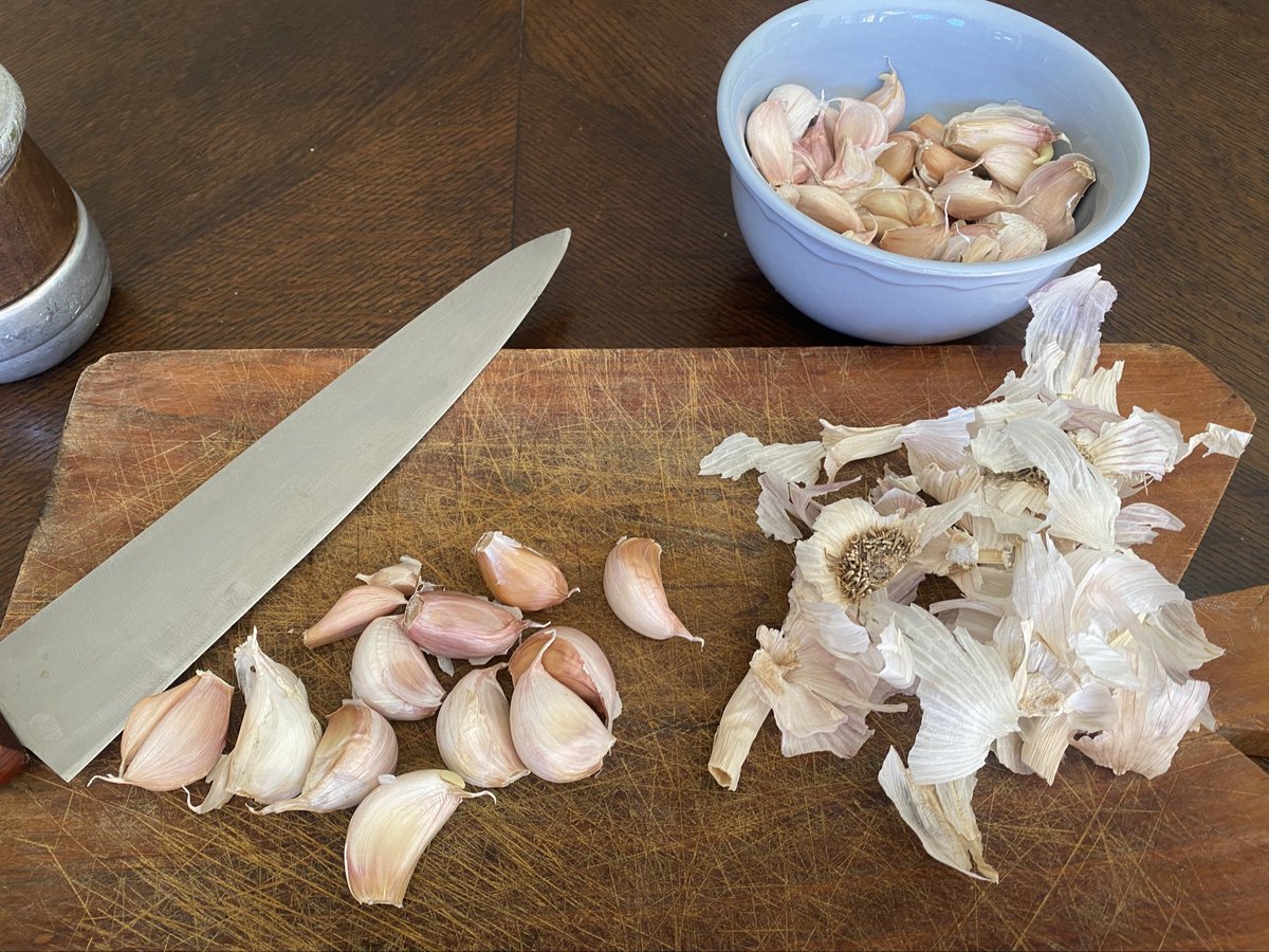 LaSolanoLima's tweet photo. #SabadoDeGloria y la tradición exige la receta familiar “marchigiana”, (No piamontesa) al pie de la letra:
1 Cabeza de ajo por persona
200 grs de crema p/p
2 anchoas en salmuera p/p
Aceite de Oliva
Nueces 
Como cocinan uds la #BagnaCauda ? https://t.co/Zd5dbs1uzf