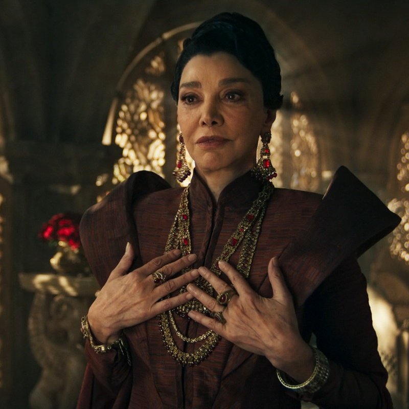 Lanfear be evil and toxic but somehow she is more human than that red hag gramma will ever be. Elaida you can never make me like you.