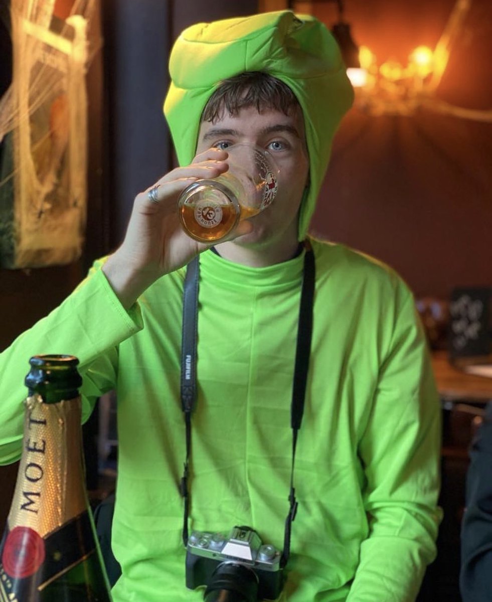 wallhaler's tweet image. gayhaler confirmed?