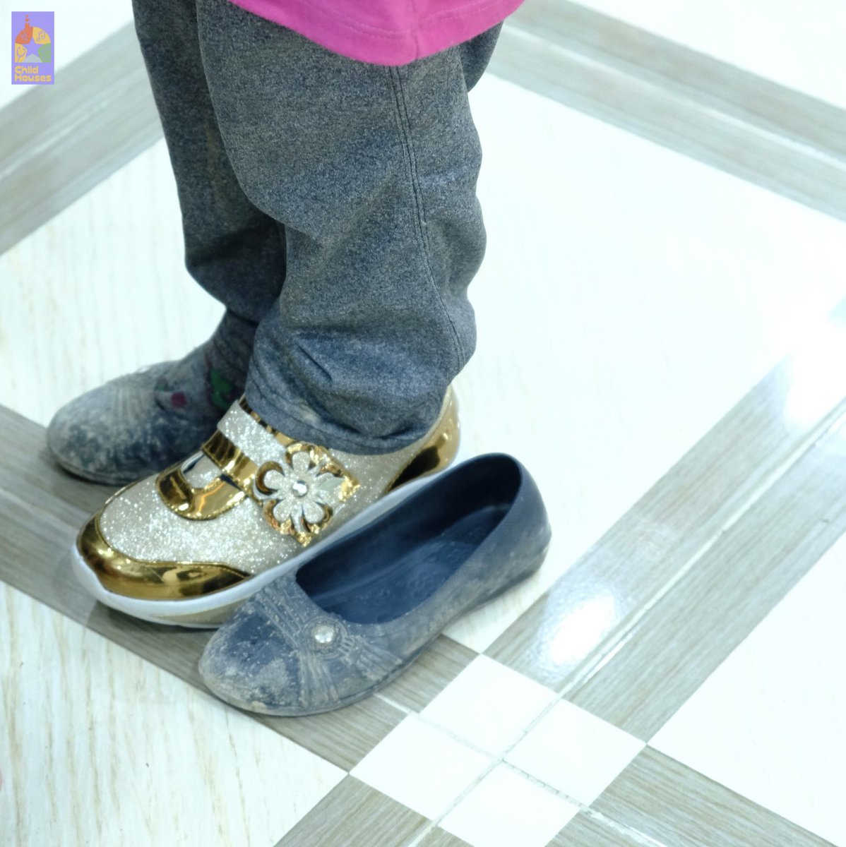 ChildHouses's tweet photo. بوحدة من المرات اللي كنا عم نتسوق فيها مع أطفالنا، ريم عجبها حذاء بيلمع وعليه وردة، طلبت تقيسه وتجرّب تمشي فيه، وأثناء القياس حطت الحذاء القديم جنب الجديد وصارت تقارن بنظراتها وتضحك!
 
سألناها عن سبب ضحكتها فحكتلنا، حذائي الجديد متل حذاء سندريلا! 🥰
 
#لكل_طفل_حق_بالفرح https://t.co/1hEFSMSlxS
