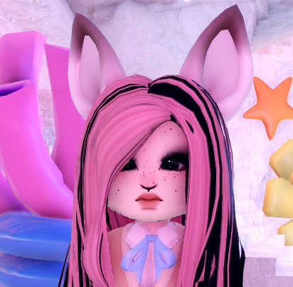 Someone give me outfit tips for main or something thank ><🤍