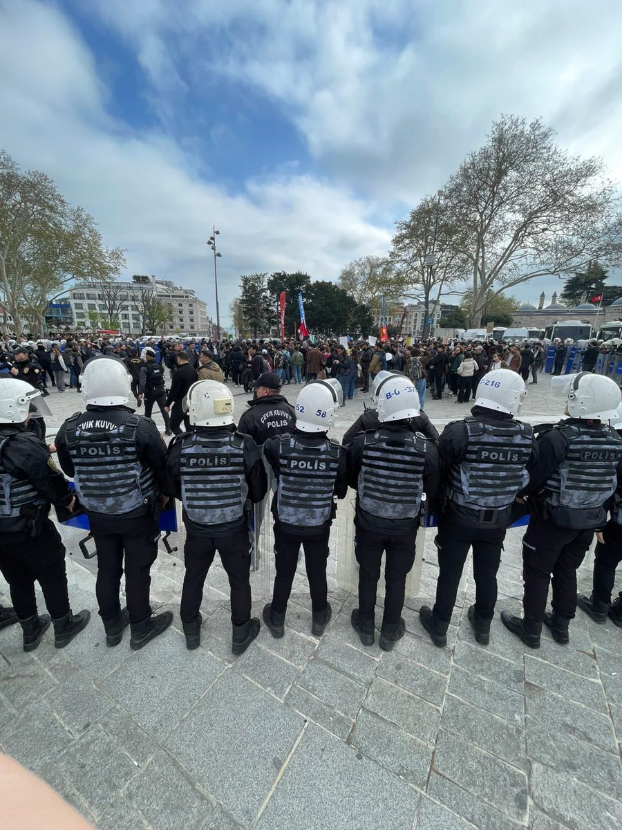 Hukuk Devletinde Plaka Kapatılmaz, Polis Sicilsiz Görev Yapmaz!

Bugün Beyazıt’tan Saraçhane’ye yürümek isteyen öğrenciler ablukaya alındı.
Alan çevresine giren araçların plakaları kapatılmış, görevli polislerin ise kasklarında ve üniformalarında sicil numarası yer almamaktadır.