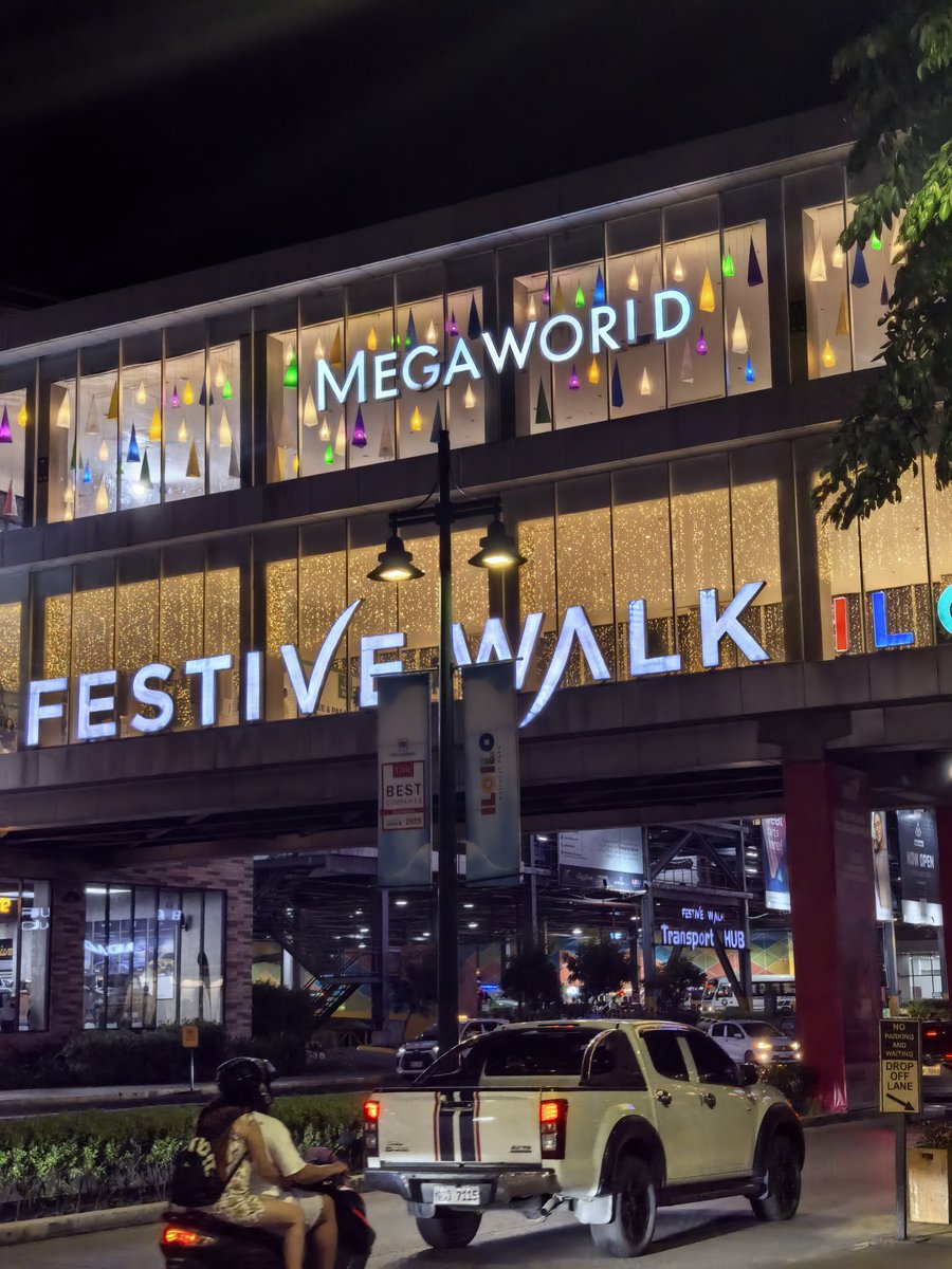 TababaJay's tweet photo. Evening ❤️#iloilo #festivewalk https://t.co/2Jbj84MmH9