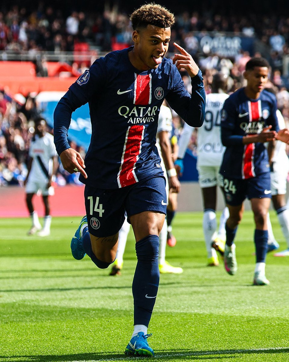 PSG_Report's tweet photo. Désiré Doué wearing Neymar's 2017 signature Nike Mercurial Victory VI FG cleats. 🔵🔙 https://t.co/EB4EGKtTdQ