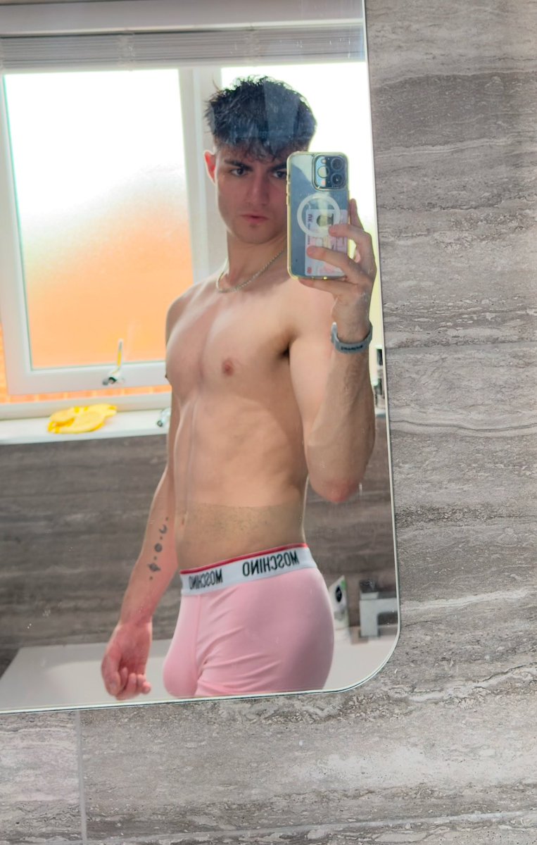harveytwink's tweet photo. Happy Saturday… at first look, am I a top 🍆 or a bottom? 🍑 🤔 https://t.co/RW2g7p3ctY