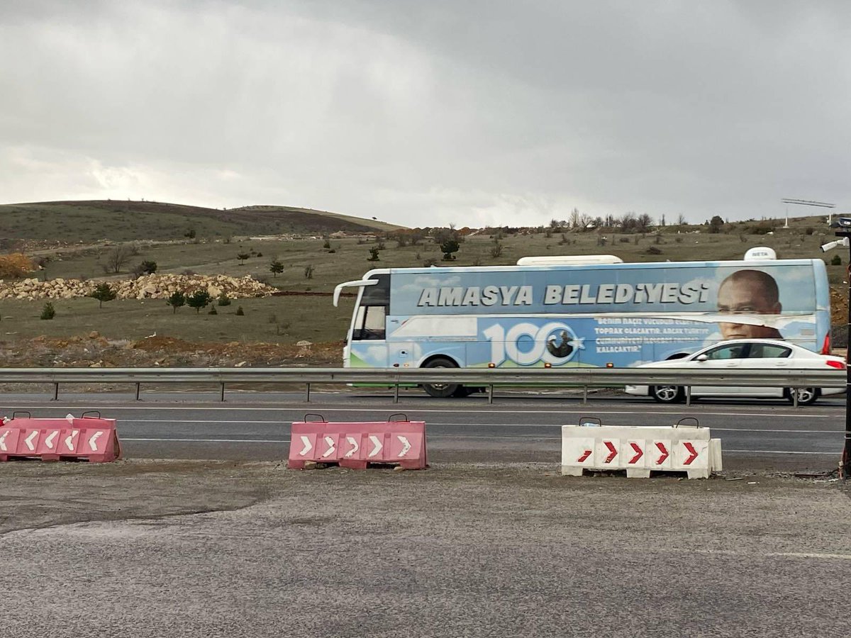 zafersahin06's tweet photo. ‼️CHP’nin renkli ve ses getiren Yozgat mitingine dair…

‼️CHP Genel Başkanı Özgür ÖZEL 13.40 sıralarında geldiği Yozgat’ta 140 araçlık konvoyla karşılandı.

‼️Miting alanı içinde 4800, dışardaki yaklaşık 1000 kişiyle beraber 6 bin kişiye hitap etti. 

‼️İl dışından miting için 135 otobüs ve çok sayıda küçük araç geldiği tespit edildi. İl dışından 4300 kişi kente giriş yaptı. (Ankara,Kayseri , Sivas, Çorum, Çankırı, Amasya, Tokat, İzmir, Nevşehir, Niğde, Kırıkkale illerinden gelenler; tahminen 1400-1500 kişi Yozgattan )* 

‼️Miting saat 15.45 itibariyle sorunsuz olarak sona erdi. 

‼️Yozgat’ta tescilli 38405 traktör var. Mitinge katılan traktör sayısı 100 civarı.

‼️Mitingde otobüsün üzerinde konuşan çiftçinin 2 traktörü var. Bir TV kanalına  röportaj veren çiftçinin traktörü 2023 model. 

‼️Çiftçi kayıt sistemi üzerinden düzenli olarak devlet desteği alıyorlar . 

‼️Sonuç: CHP bugün 2023’teki 6’lı masa bileşenlerinin desteğiyle etkili bir miting yaptı. Ancak Yozgat gerçekliği sosyal medyada anlatılandan biraz farklı.