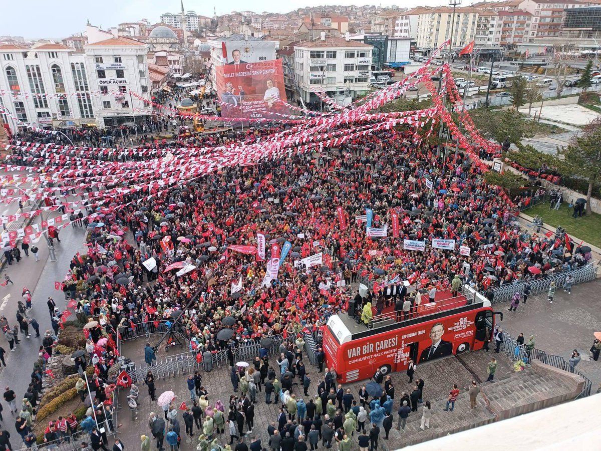 zafersahin06's tweet photo. ‼️CHP’nin renkli ve ses getiren Yozgat mitingine dair…

‼️CHP Genel Başkanı Özgür ÖZEL 13.40 sıralarında geldiği Yozgat’ta 140 araçlık konvoyla karşılandı.

‼️Miting alanı içinde 4800, dışardaki yaklaşık 1000 kişiyle beraber 6 bin kişiye hitap etti. 

‼️İl dışından miting için 135 otobüs ve çok sayıda küçük araç geldiği tespit edildi. İl dışından 4300 kişi kente giriş yaptı. (Ankara,Kayseri , Sivas, Çorum, Çankırı, Amasya, Tokat, İzmir, Nevşehir, Niğde, Kırıkkale illerinden gelenler; tahminen 1400-1500 kişi Yozgattan )* 

‼️Miting saat 15.45 itibariyle sorunsuz olarak sona erdi. 

‼️Yozgat’ta tescilli 38405 traktör var. Mitinge katılan traktör sayısı 100 civarı.

‼️Mitingde otobüsün üzerinde konuşan çiftçinin 2 traktörü var. Bir TV kanalına  röportaj veren çiftçinin traktörü 2023 model. 

‼️Çiftçi kayıt sistemi üzerinden düzenli olarak devlet desteği alıyorlar . 

‼️Sonuç: CHP bugün 2023’teki 6’lı masa bileşenlerinin desteğiyle etkili bir miting yaptı. Ancak Yozgat gerçekliği sosyal medyada anlatılandan biraz farklı.