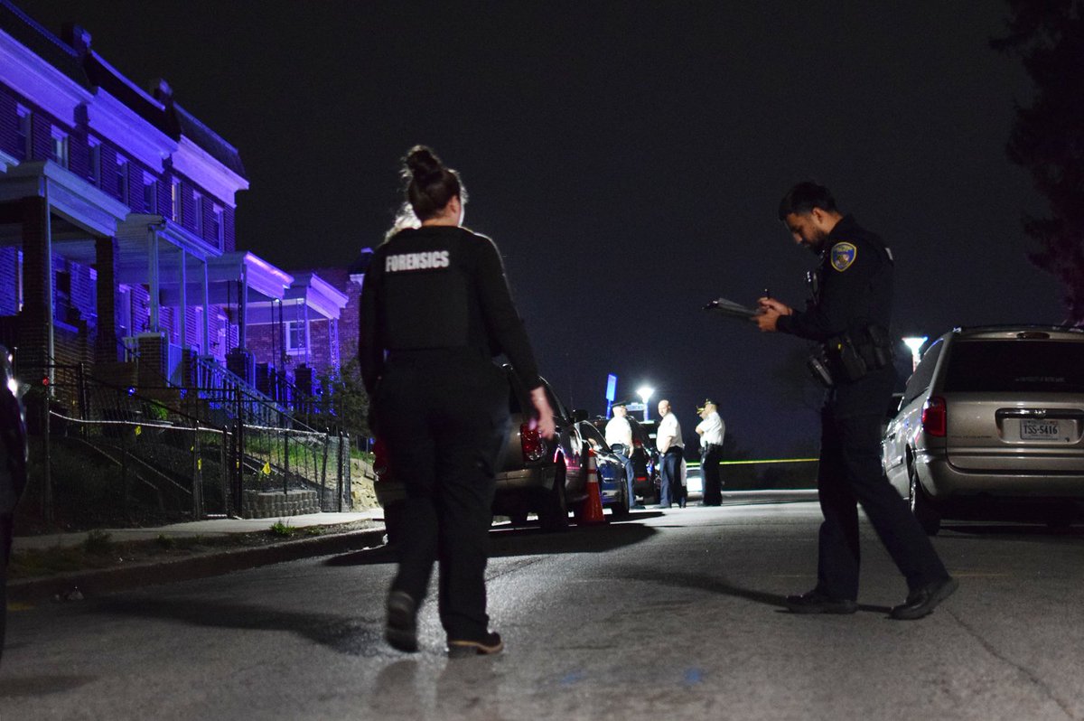 MolotovFlicker's tweet photo. An "unidentified male" was fatally shot in the 600 block of Allendale Street around 11:10 p.m. on Friday, according to police.

His family was at the crime scene, so I'm pretty sure he has been identified. 

I was told that the victim was young. https://t.co/keSSib3SGd