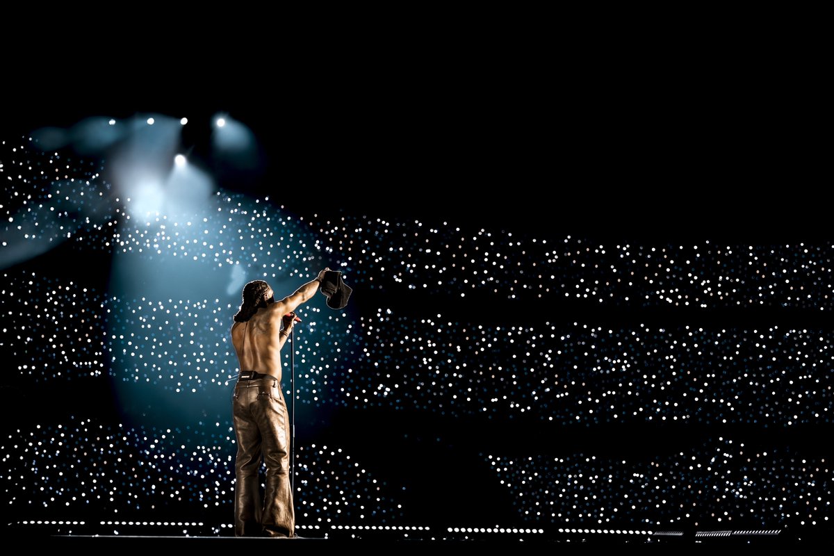 1BENNY7G's tweet photo. they said Burna Boy fell off but somehow he just did 100,000 last night in France, his second stadium concert of 2025 meanwhile his last album was released back in 2023. social media is truly not real life at the end of the day and the greatness will always be in their faces! 🫵🏾 https://t.co/3kG2nZgXG2