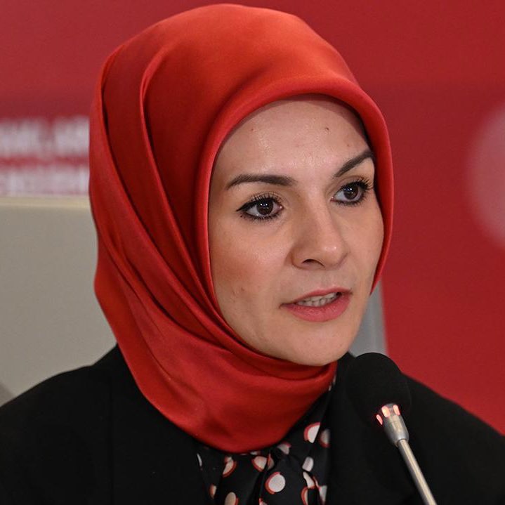 aykiricomtr's tweet image. Aile Bakanı Mahinur Özdemir Göktaş: 

"Türkiye kendini yenileyemiyor, yaşlanıyoruz. 

Bugün alarm seviyesindeyiz, doğurganlık hızımız 1.51 hızında.

20 yıl sonra askere gönderecek genç bulamayabiliriz."