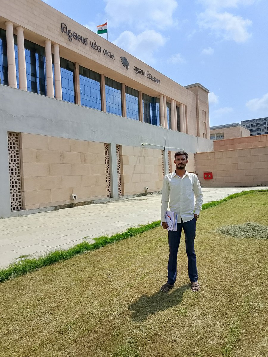 tejasmajithiya5's tweet photo. આપણા શિક્ષણ,સાહિત્ય અને બંધારણમાંથી એવી તાકાત તો  વ્યકિતમાં જન્મવી જ જોઇએ કે જેથી સામાન્ય માણસ ઊઠીને ઊભો થાય અને અન્યાય-નિવારણ માટે લડત આપી શકે તો જ પ્રાપ્ત શિક્ષણ લેખે લાગ્યું કહેવાય!!!
#અનુભવની_કલમે ✍️