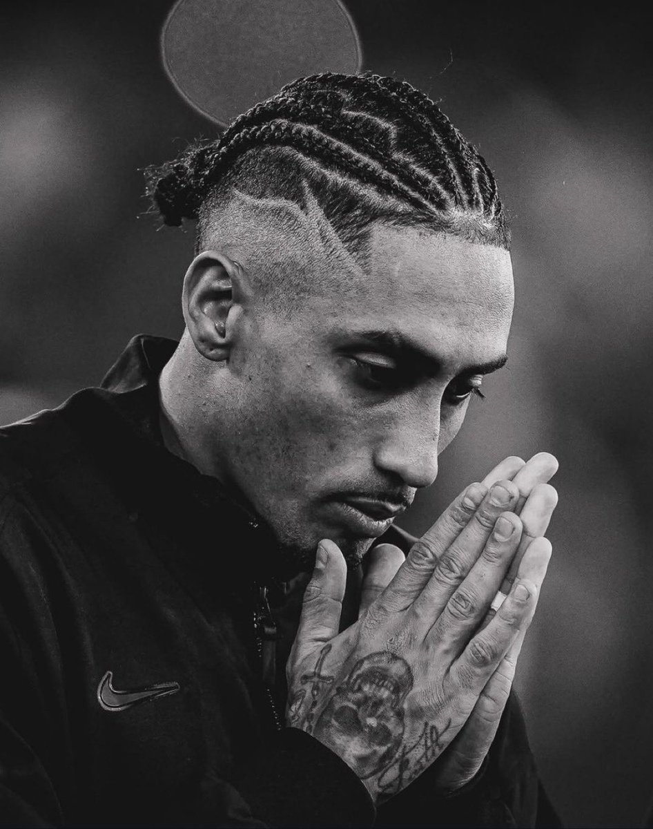 El equipo iba perdiendo, Flick lo puso en su posición natural. Levantó al equipo con una asistencia exquisita a Dani Olmo, cabeceó como los dioses un centro perfecto de Lamine, y se hizo cargo del penal para ganar un partido clave.

Raphinha, el capitán de este barco llamado fe.