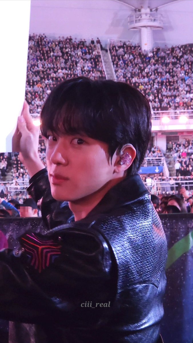 seokjingersnap's tweet photo. pov you just asked the tall guy in front of you at the concert to put his poster down so you can see https://t.co/EBdmm3Z493