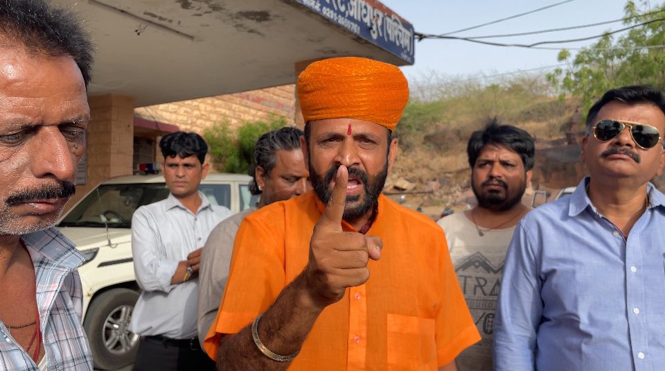 SureshNorva's tweet photo. प्रेरणा वैष्णव कों बहला फुसला कर खंडा फ़ालसा रहवासी अकरम ख़ान नाम का युवक जो की 14.4.2025 को युवती प्रेणा वैष्णव को लेके फरार हुआ है आज सूरसागर थाने पहुँच कर प्रसाशन के अधिकारियों से वार्ता की प्रशासन द्वारा 24 घंटे में लड़की को सुपुर्द करने का आश्वासन दिया।
#sureshnorva #Norva https://t.co/8GiVQrAlk2