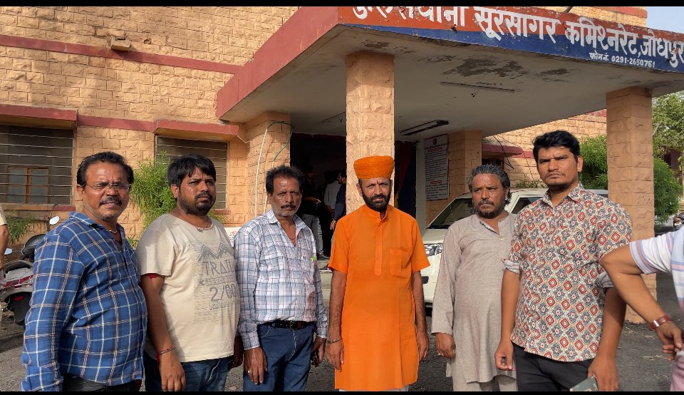 SureshNorva's tweet photo. प्रेरणा वैष्णव कों बहला फुसला कर खंडा फ़ालसा रहवासी अकरम ख़ान नाम का युवक जो की 14.4.2025 को युवती प्रेणा वैष्णव को लेके फरार हुआ है आज सूरसागर थाने पहुँच कर प्रसाशन के अधिकारियों से वार्ता की प्रशासन द्वारा 24 घंटे में लड़की को सुपुर्द करने का आश्वासन दिया।
#sureshnorva #Norva https://t.co/8GiVQrAlk2