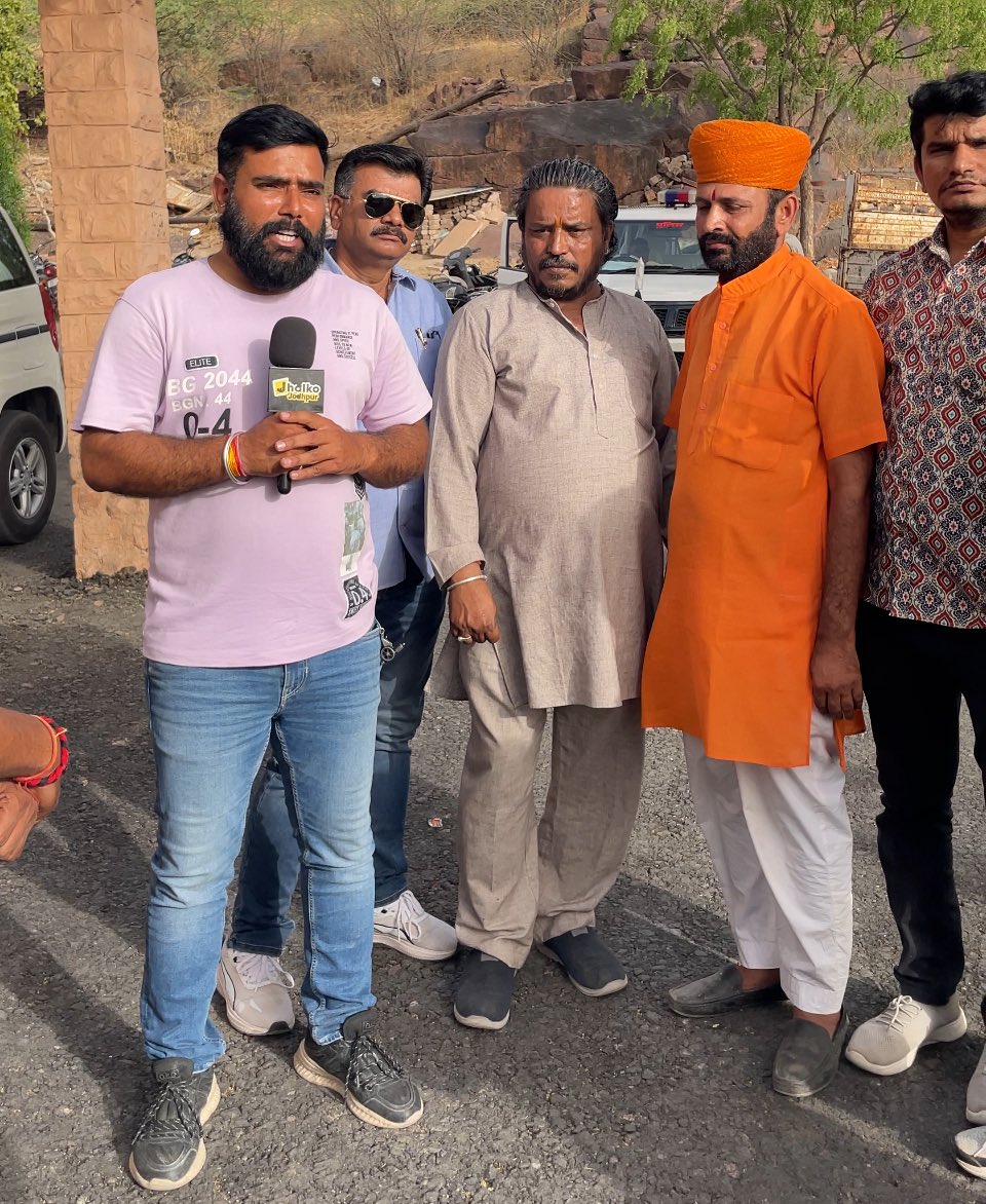 SureshNorva's tweet photo. प्रेरणा वैष्णव कों बहला फुसला कर खंडा फ़ालसा रहवासी अकरम ख़ान नाम का युवक जो की 14.4.2025 को युवती प्रेणा वैष्णव को लेके फरार हुआ है आज सूरसागर थाने पहुँच कर प्रसाशन के अधिकारियों से वार्ता की प्रशासन द्वारा 24 घंटे में लड़की को सुपुर्द करने का आश्वासन दिया।
#sureshnorva #Norva https://t.co/8GiVQrAlk2