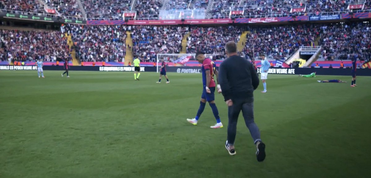 TouchlineX's tweet photo. 📸 - HANSI FLICK RUNNING TO RAPHINHA AFTER THE FT WHISTLE, HUGGING HIM! https://t.co/W1KlQqD7gr