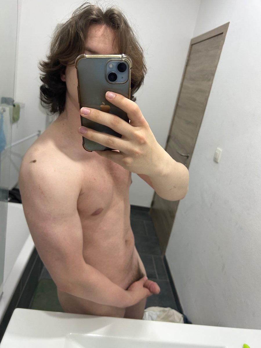 Guamoa's tweet photo. Who wants to put a hand on my body?😏 https://t.co/MlEToik31s