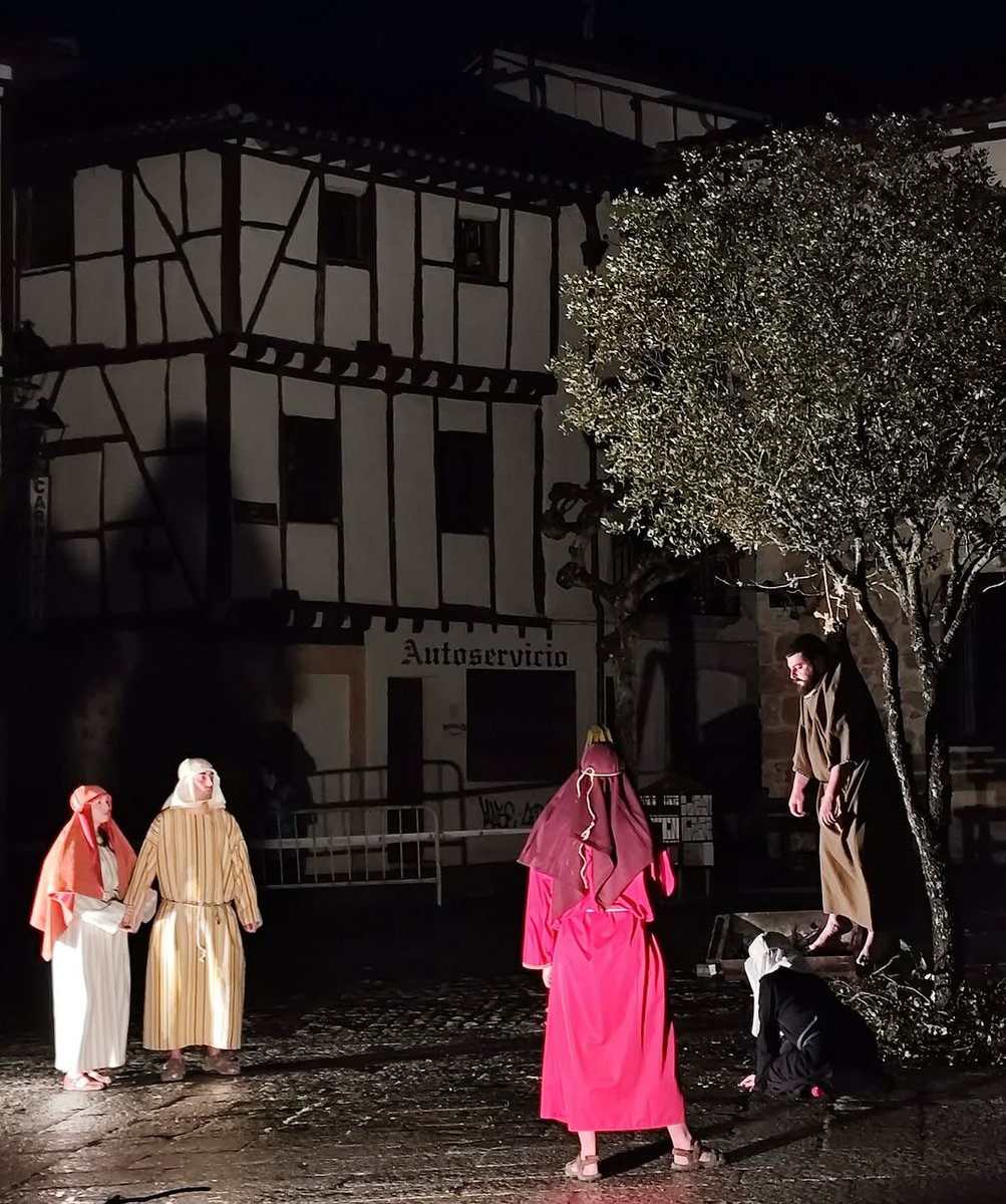 Burgos en el mundo (@burgosenelmundo) on Twitter photo #Burgosenelmundo
Cada Viernes Santo, desde hace más de 50 años,se celebra en Covarrubias #Burgos, la procesión viviente más antigua de la provincia, data del año 1972, en Covarrubias es el público el que recorre las 14 estaciones con 80 esculturas vivientes.
por <a href="/hoteldonasancha/">Dona Sancha 👉Tú hotel en Covarrubias</a> #Burgosenelmundo
Cada Viernes Santo, desde hace más de 50 años,se celebra en Covarrubias #Burgos, la procesión viviente más antigua de la provincia, data del año 1972, en Covarrubias es el público el que recorre las 14 estaciones con 80 esculturas vivientes.
por <a href="/hoteldonasancha/">Dona Sancha 👉Tú hotel en Covarrubias</a>