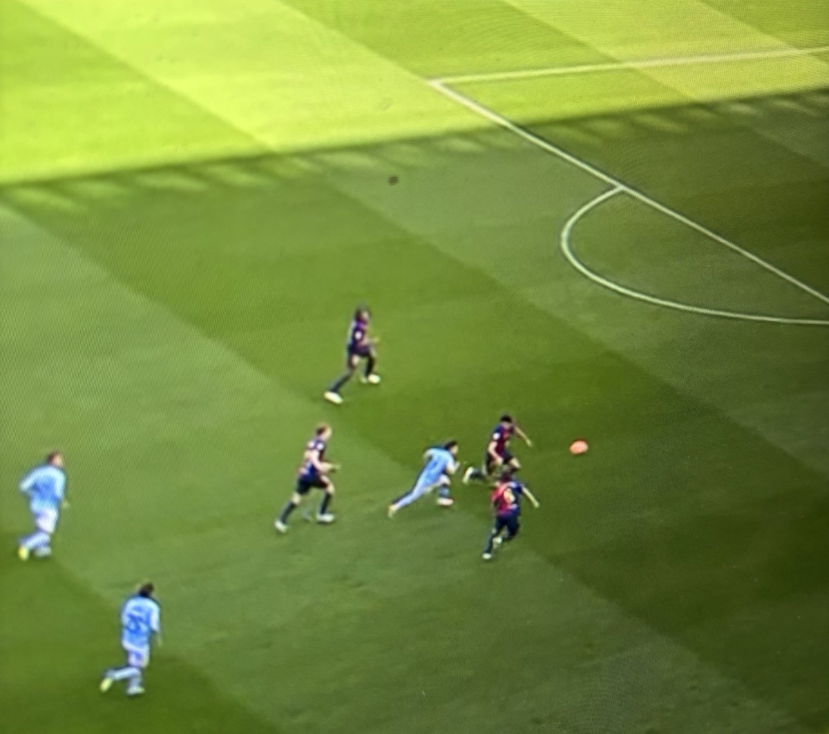 LaVitrina1923's tweet photo. Minuto 92.

Íñigo Martínez, amonestado, sin ninguna intención de jugar el balón se va a cazar a Alfon y le impacta con el codo en la cara siendo además último hombre.

No fue falta. https://t.co/NO4JostSmF