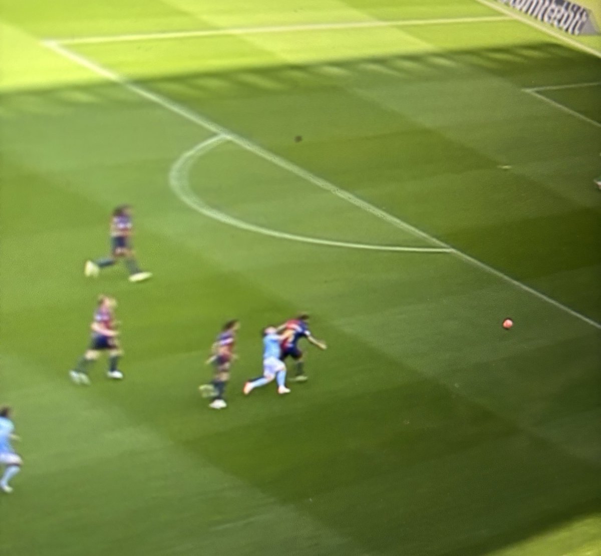 LaVitrina1923's tweet photo. Minuto 92.

Íñigo Martínez, amonestado, sin ninguna intención de jugar el balón se va a cazar a Alfon y le impacta con el codo en la cara siendo además último hombre.

No fue falta. https://t.co/NO4JostSmF
