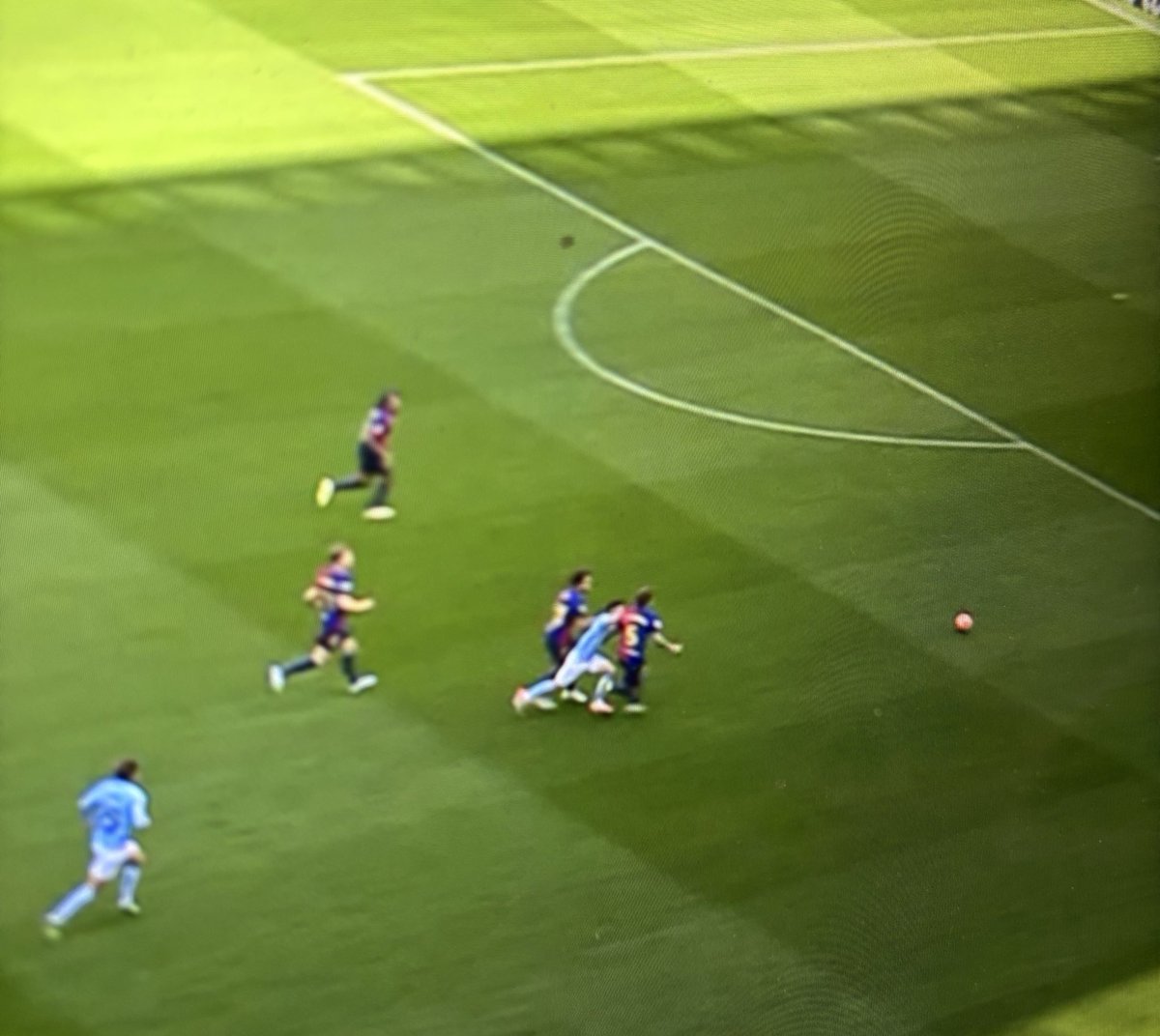 LaVitrina1923's tweet photo. Minuto 92.

Íñigo Martínez, amonestado, sin ninguna intención de jugar el balón se va a cazar a Alfon y le impacta con el codo en la cara siendo además último hombre.

No fue falta. https://t.co/NO4JostSmF