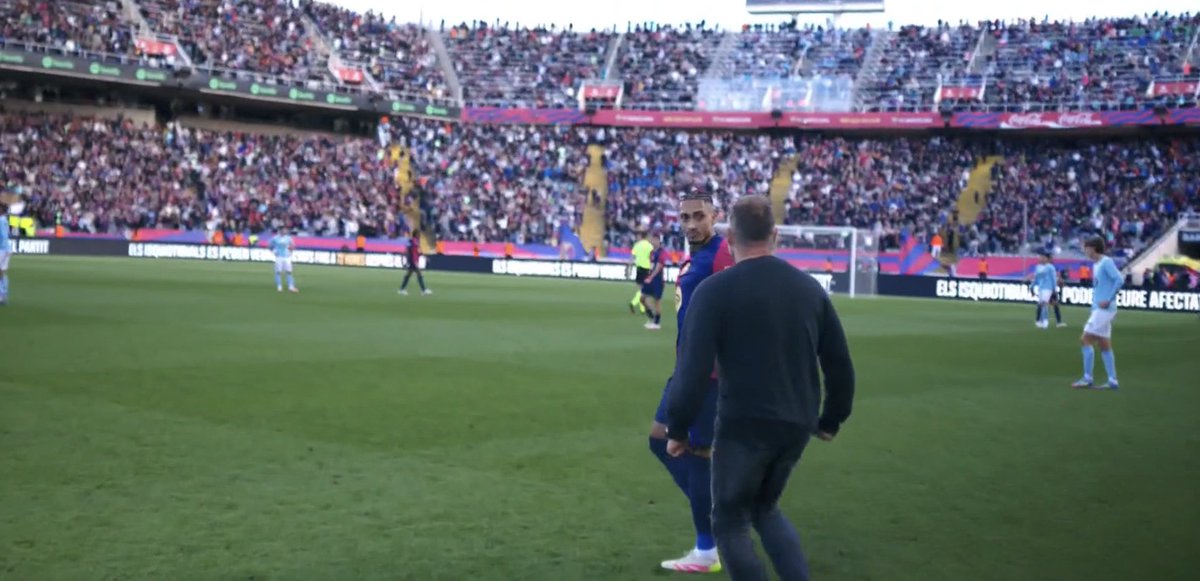 TouchlineX's tweet photo. 📸 - HANSI FLICK RUNNING TO RAPHINHA AFTER THE FT WHISTLE, HUGGING HIM! https://t.co/W1KlQqD7gr