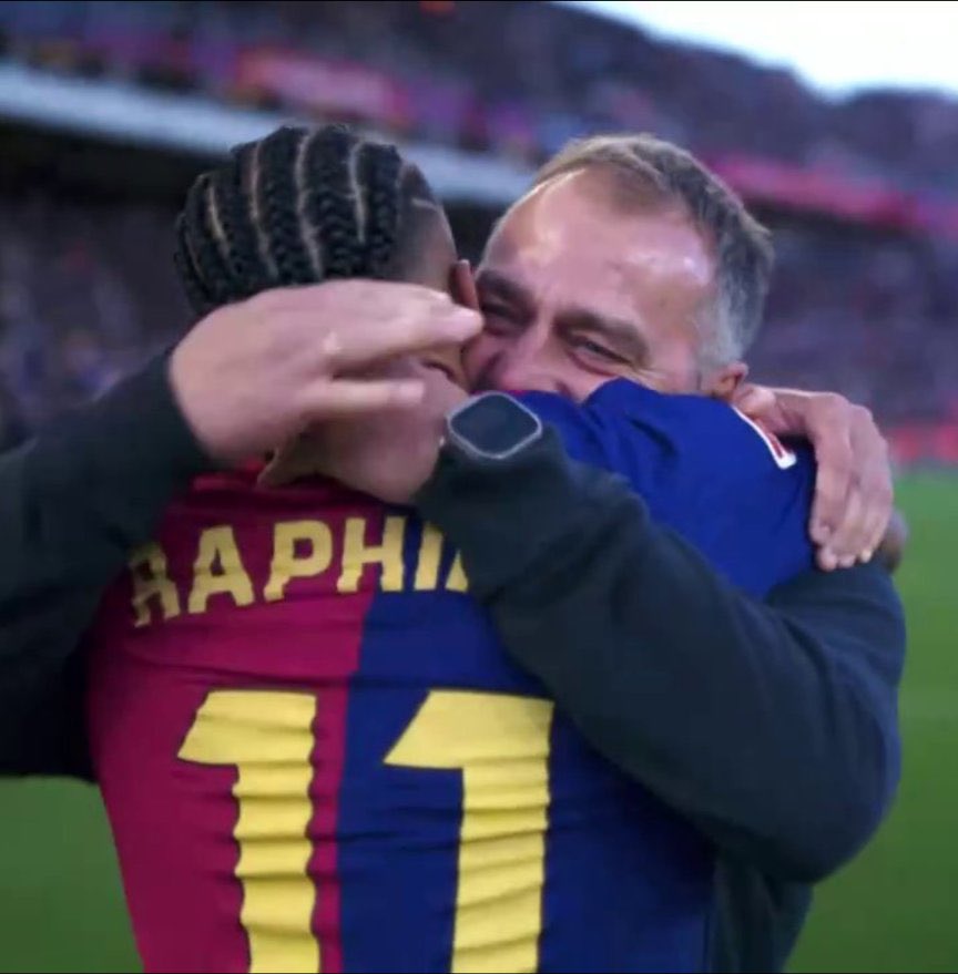 FLICK CHORANDO ABRAÇANDO O RAPHINHA.