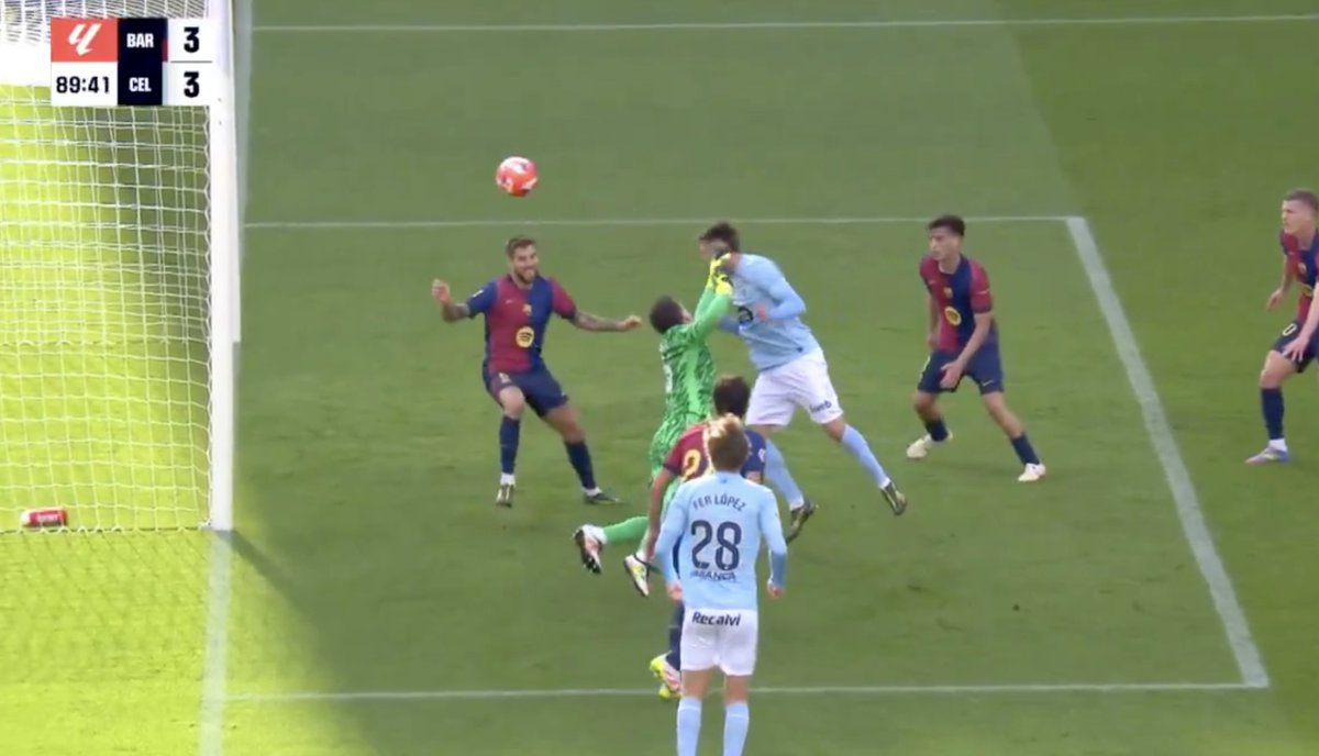 JosePadi_'s tweet photo. Este puñetazo en el 90', con 3-3 en el marcador, no fue penalti.

Así es imposible competir por LaLiga. Y encima penalti regalado en el descuento. https://t.co/MNS0XuMwfX