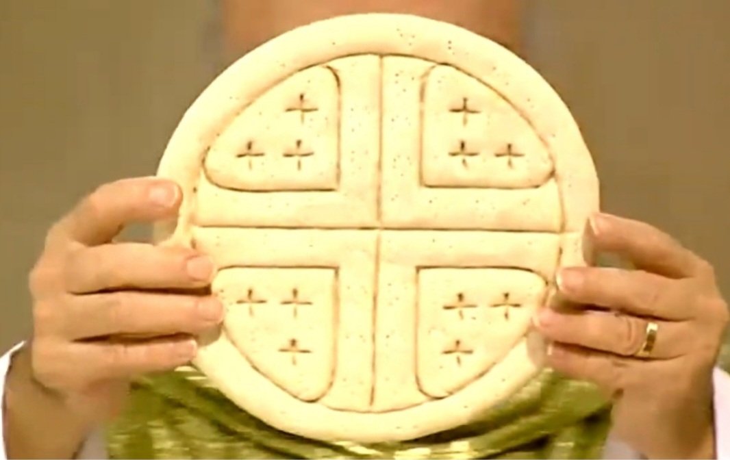 VIGILIA PASCUAL: No es un simple recuerdo de acontecimientos pasados. Es un memorial. Hoy, ahora, se actualiza todo esto en nosotros y Cristo se entrega con fuerza salvadora para rescatarnos del faraón que nos oprime.