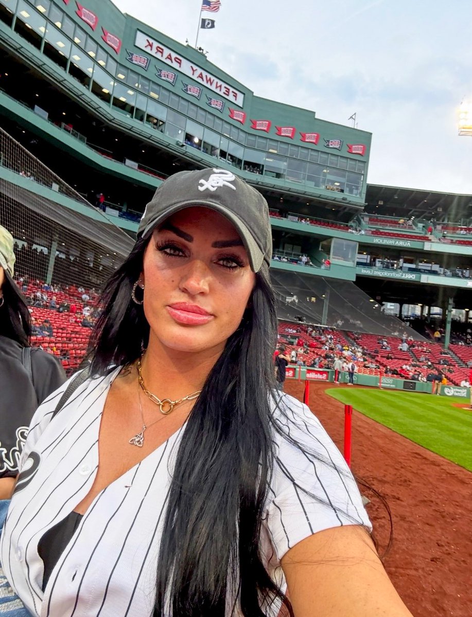 miss_kerrinn's tweet photo. Happy Saturday ☀️ ⚾️
#fenway #fenwaypark #boston #whitesox #redsox #mlb #baseball #baseballpark https://t.co/tpljEPMKKQ