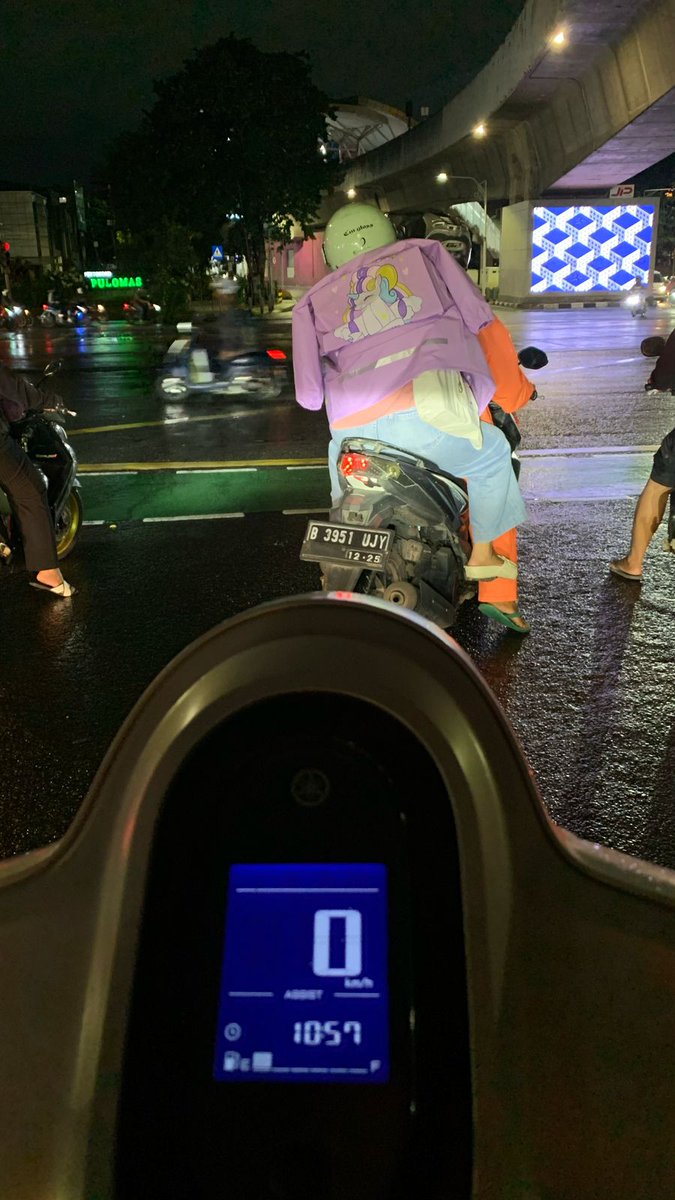 ikblmaulna's tweet photo. yaallah nemu duit kek sekoper https://t.co/QgUTwqlpj3