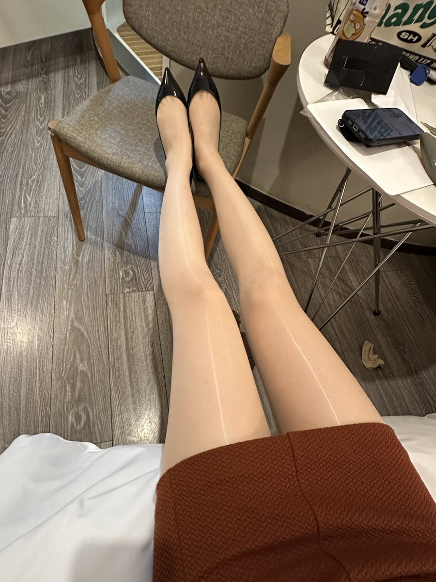 siwatiantan's tweet photo. #女王 #丝袜 #龟头责
女王换上了我准备的油亮丝袜和露趾缝的平底鞋，鸡巴被女王龟责玩废了 还不准射出来！ https://t.co/XTmXZt41fn