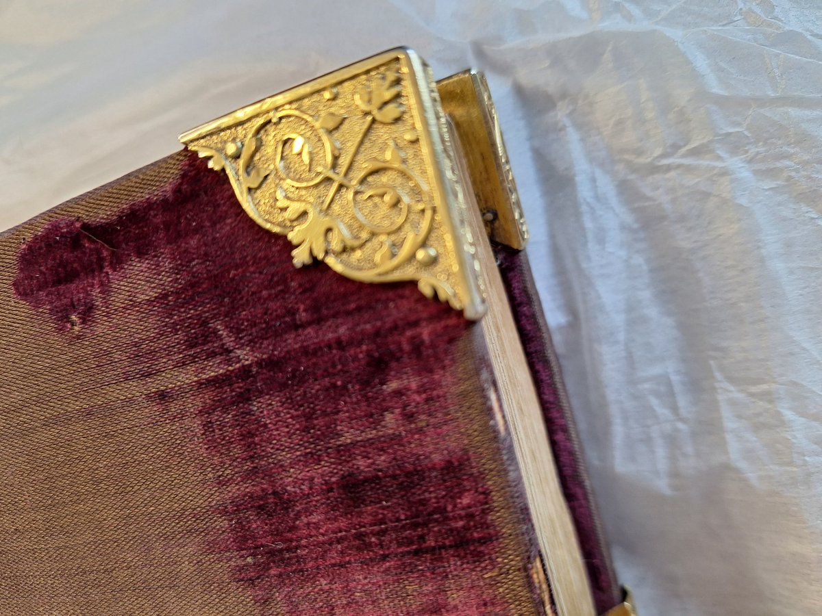 Maxence Hermant (@maxencehermant) on Twitter photo Samedi Manuscrits <a href="/laBnF/">Bibliothèque BnF</a>. On avance dans la préparation de l'exposition. ici un livre d'heures parisien daté de 1531, peint en grisaille et doté d'une reliure d'origine de velours framboise à écoinçons d'argent doré Samedi Manuscrits <a href="/laBnF/">Bibliothèque BnF</a>. On avance dans la préparation de l'exposition. ici un livre d'heures parisien daté de 1531, peint en grisaille et doté d'une reliure d'origine de velours framboise à écoinçons d'argent doré