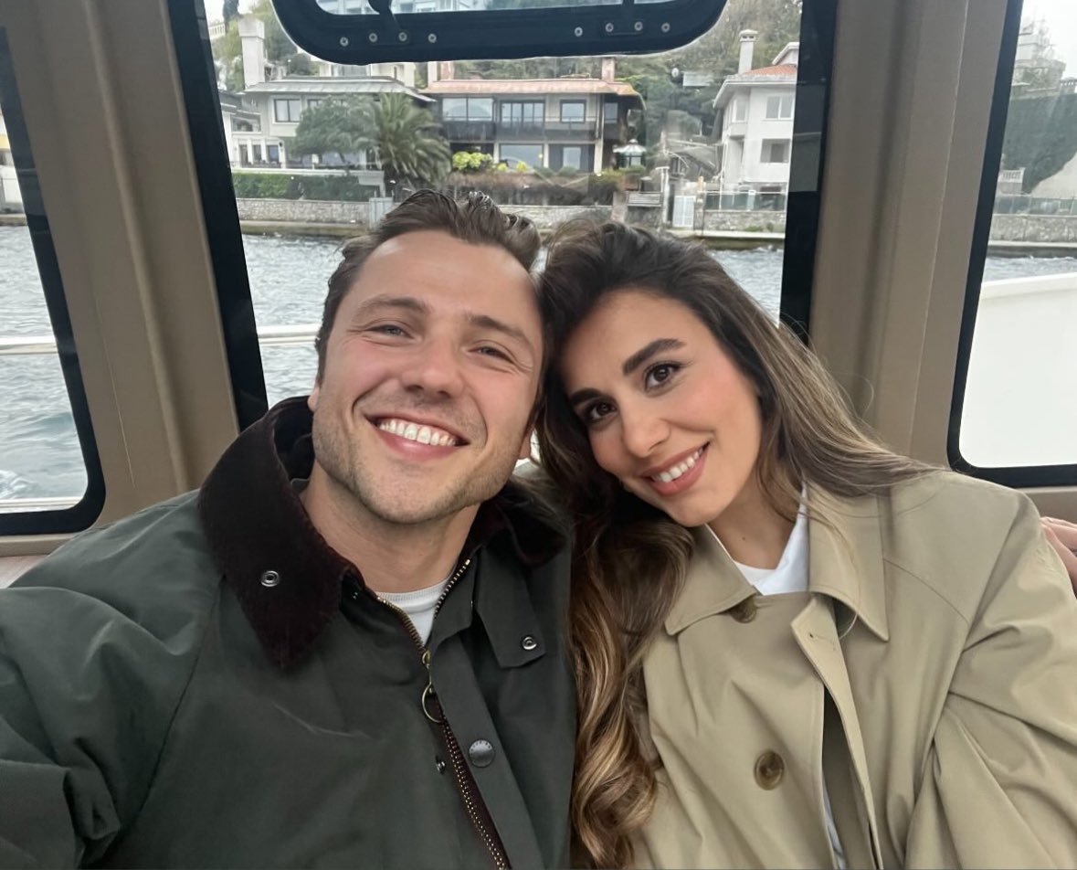 TvDunyasii's tweet photo. Tolga Sarıtaş &amp; Zeynep Mayruk 🥰🧿

#TolZey https://t.co/yQGBWAq01U