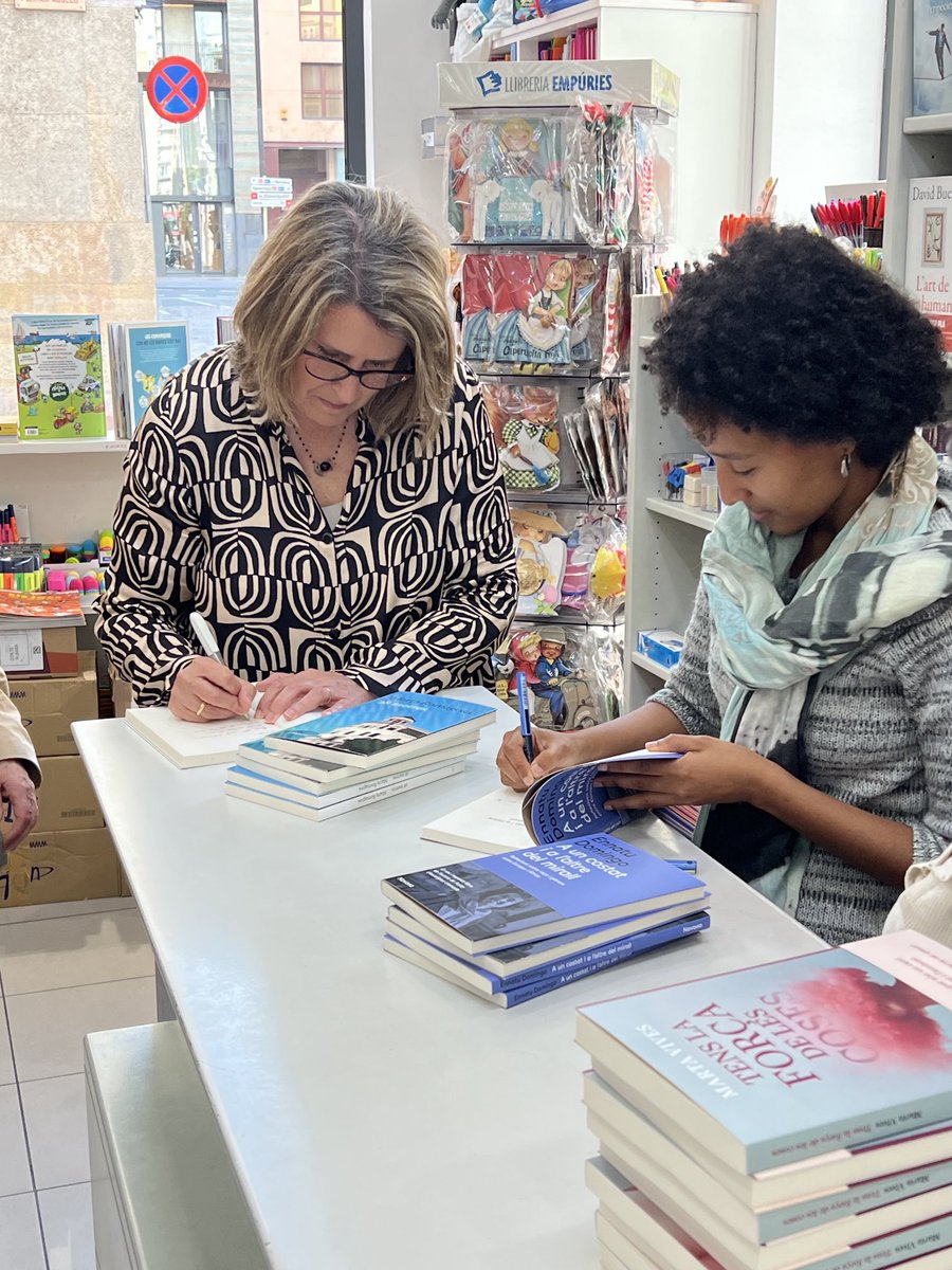 ⁦<a href="/ennatuhun/">Ennatu Domingo</a>⁩ i ⁦<a href="/Romagosamarta/">Marta Romagosa</a>⁩ signant avui a ⁦<a href="/TroaEmpuries/">LLIBRERIA EMPÚRIES</a>⁩ a Girona. ⁦<a href="/universllibres/">Univers</a>⁩ #PrèviaSantJordi