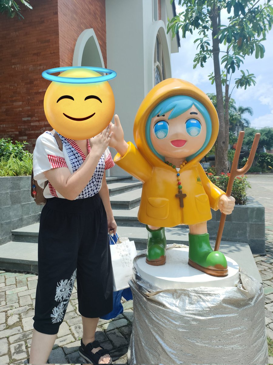 polamelia's tweet photo. @miawmiawawn IRIIIIII gerejaku ada luce tapi gak jual merchnya :( https://t.co/EP4HylmjPd