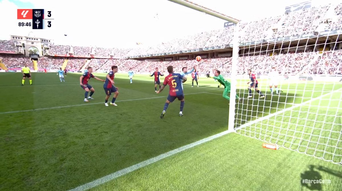 ArchivoVAR's tweet photo. ⁉️💥 ¿Es penalti la acción entre Szczesny y Mingueza?

✅ 𝗡𝗢.

👉🏻 El contacto entre ambos es apenas un roce, por lo que no puede considerarse una acción temeraria y, por tanto, punible.

▪️ Además, Mingueza decide dejarse caer tras observar que el remate no iba a puerta. https://t.co/gX9ukZuglP